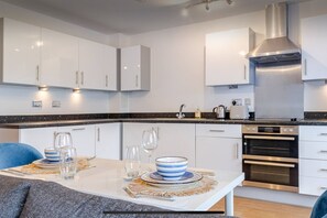 Fridge, oven, dishwasher, cookware/dishes/utensils - Modern & Relaxing 2 Bed Flat with Balcony, Easy London Access (Romford)