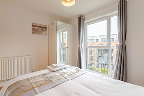 2 bedrooms, iron/ironing board, WiFi, bed sheets - Modern & Relaxing 2 Bed Flat with Balcony, Easy London Access (Romford)