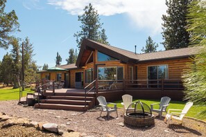 Terrace/patio - High-end Cabin 3BR 30min to Hoodoo Ski (Sisters)