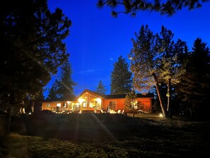 Exterior - High-end Cabin 3BR 30min to Hoodoo Ski (Sisters)