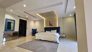 5 bedrooms, iron/ironing board, WiFi, bed sheets