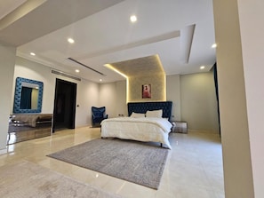 5 bedrooms, iron/ironing board, WiFi, bed sheets