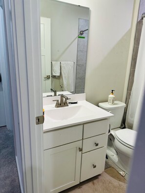 Haartrockner, Handtücher, Seife, Toilettenpapier