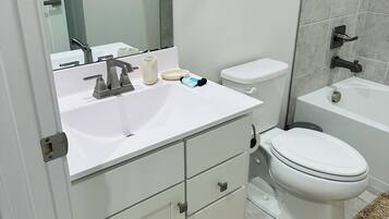 Secador de pelo, toallas, jabón, papel higiénico
