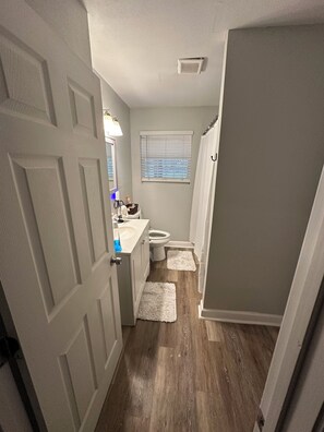Haartrockner, Handtücher, Seife, Toilettenpapier