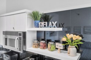 Réfrigérateur, micro-ondes, lave-vaisselle, cafetière/bouilloire