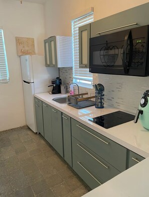 Microondas, parrilla de estufa, cafetera y tetera y tostadora 