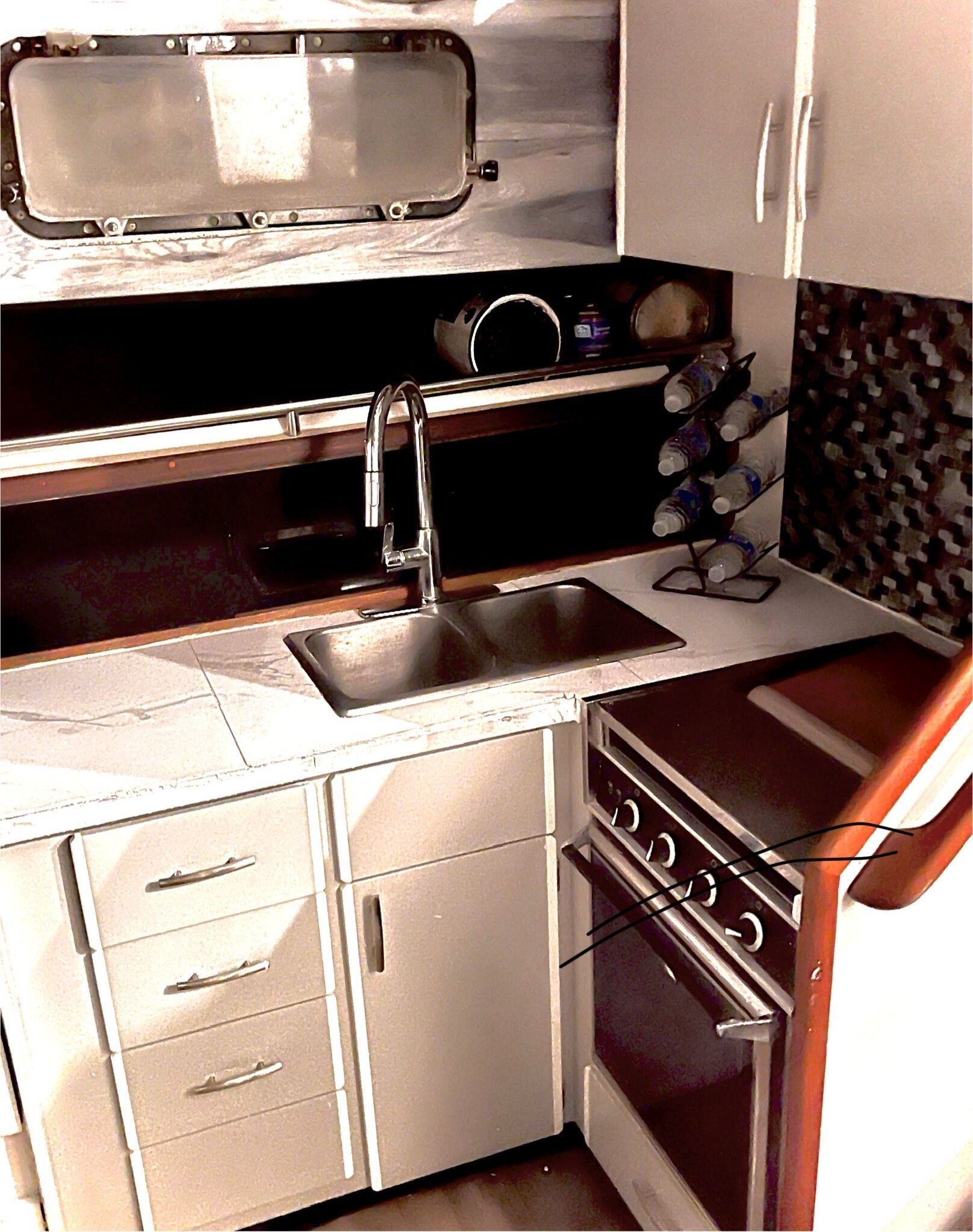 キャビン ベイビュー | 専用キッチン | コンロ、トースター、調理器具と食器