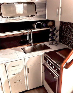 Cabin, Bay View | Private kitchen | Stovetop, toaster, cookware/dishes/utensils - Sip And Sea (Bradenton)