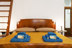 2 chambres, coffre-fort, bureau, fer et planche à repasser