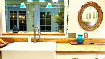 SĂšche-cheveux, bidet, serviettes fournies, savon