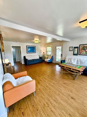 Smart-TV, Kamin, Arbeitsbereiche