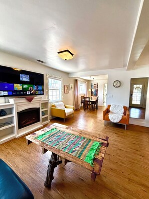 Smart-TV, Kamin, Arbeitsbereiche