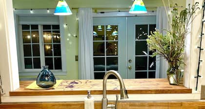 Charming Cottage Near Downtown Sac with Office & Fast WiFi