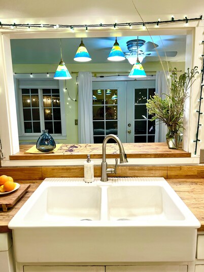 Charming Cottage Near Downtown Sac with Office & Fast WiFi