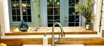 Charming Cottage Near Downtown Sac with Office & Fast WiFi
