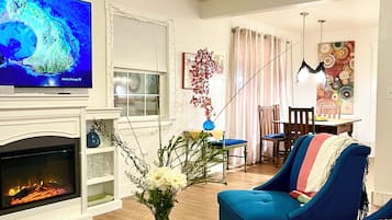 Älytelevisio, takka, työhuone