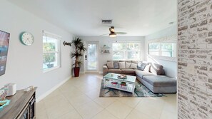 Smart-TV, Kamin, Videospiele, Bücher