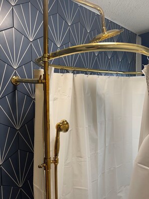 Sèche-cheveux, bidet, serviettes fournies, savon