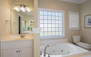 Ducha, bañera de hidromasaje, secador de pelo, toallas