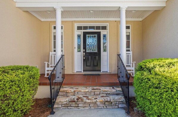 Exterior detail - 3/2 house on Tara Golf Course in charming McCormick with WiFi, fitness room, AC (McCormick)