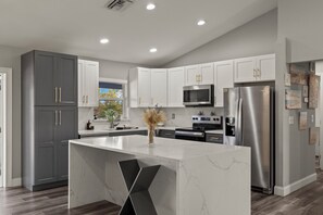 Micro-ondes, four, plaque de cuisson, lave-vaisselle