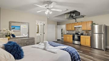 4 bedrooms, iron/ironing board, WiFi, bed sheets