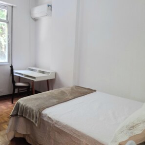 1 bedroom, desk, iron/ironing board, free WiFi - 5 minutes from the subway and the beach. Suitable for families or those coming for work! (Flamengo Rio de Janeiro)