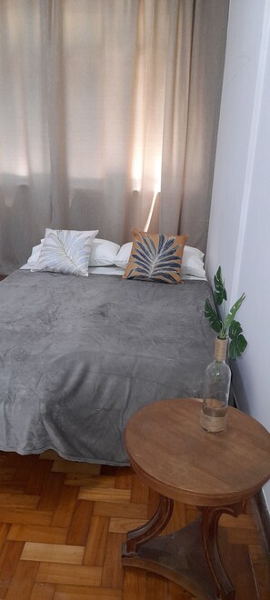1 chambre, bureau, fer et planche à repasser, accès au Wi-Fi (inclus)