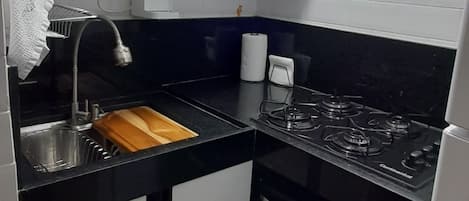 冰箱、微波炉、烤箱、炉灶