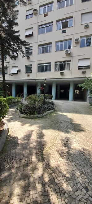 Exterior - 5 minutes from the subway and the beach. Suitable for families or those coming for work! (Flamengo Rio de Janeiro)