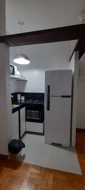Réfrigérateur, four à micro-ondes, un four, surface de cuisson