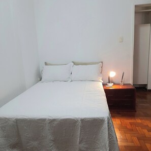 1 chambre, bureau, fer et planche à repasser, Wi-Fi gratuit