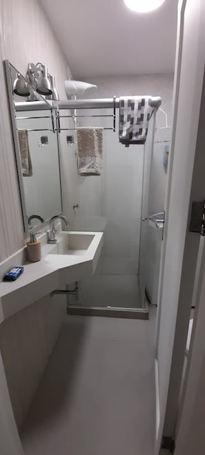 Douche, sèche-cheveux, serviettes fournies, savon