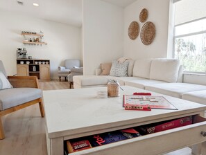 Smart TV - Hot tub, Beach V-ball Court & Spacious Home, 10 Min to Fort Myers Beach.  (Fort Myers)