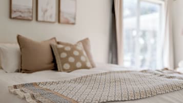 4 bedrooms, desk, travel cot, WiFi