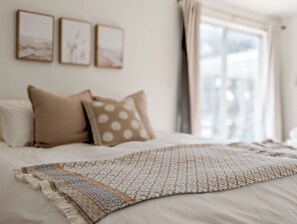 4 bedrooms, desk, travel cot, WiFi - Hot tub, Beach V-ball Court & Spacious Home, 10 Min to Fort Myers Beach.  (Fort Myers)