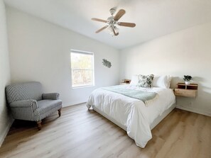 4 bedrooms, desk, travel crib, WiFi - Hot tub, Beach V-ball Court & Spacious Home, 10 Min to Fort Myers Beach.  (Fort Myers)