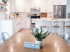 Fridge, microwave, oven, stovetop - Hot tub, Beach V-ball Court & Spacious Home, 10 Min to Fort Myers Beach.  (Fort Myers)