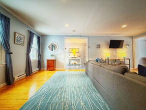 Smart TV, fireplace, books, offices - Barnstable Breeze with Seasonal Pool and Hot tub (West Barnstable)