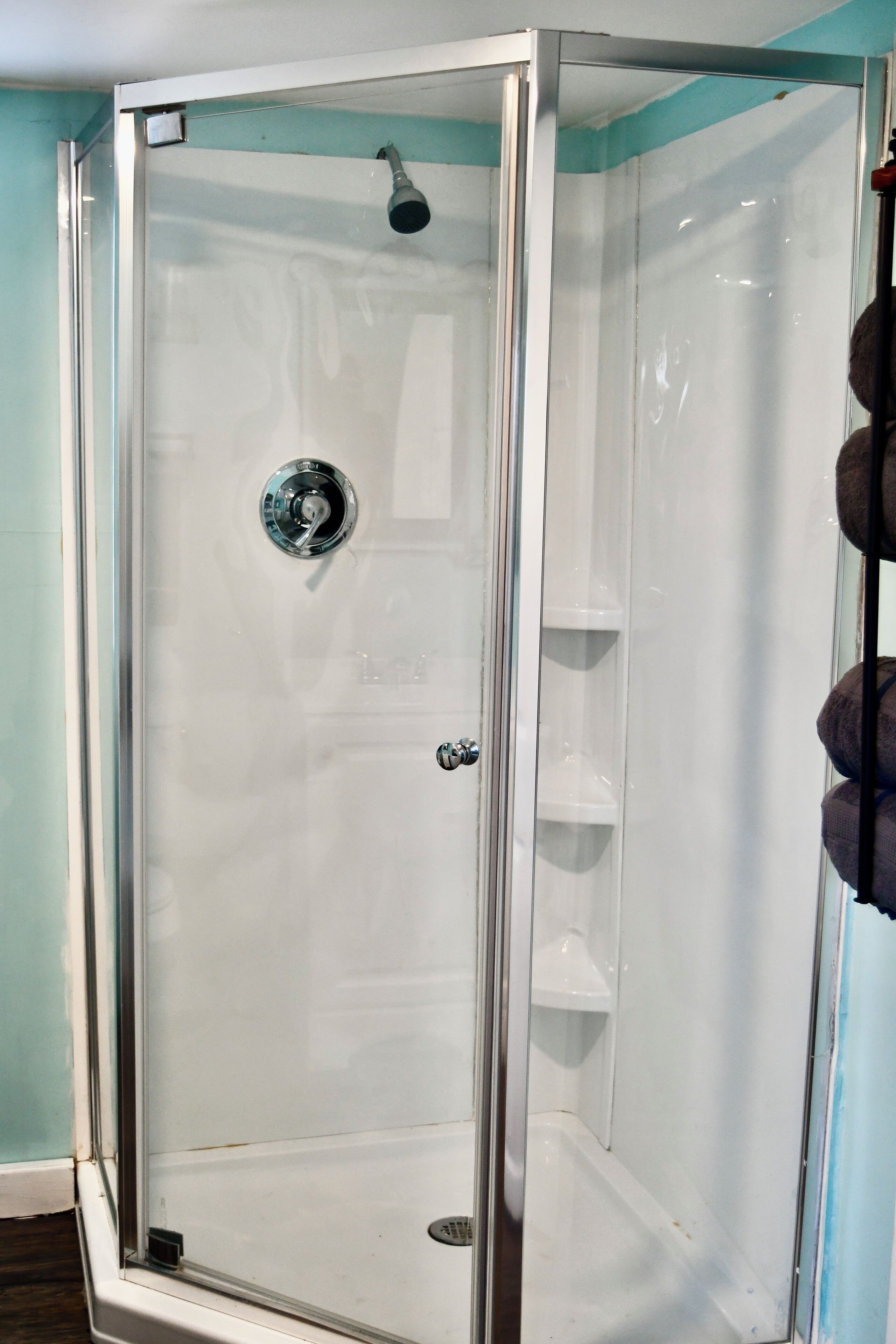 Douche, sèche-cheveux, serviettes fournies, papier toilette