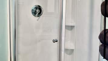 Douche, sèche-cheveux, serviettes fournies, papier toilette