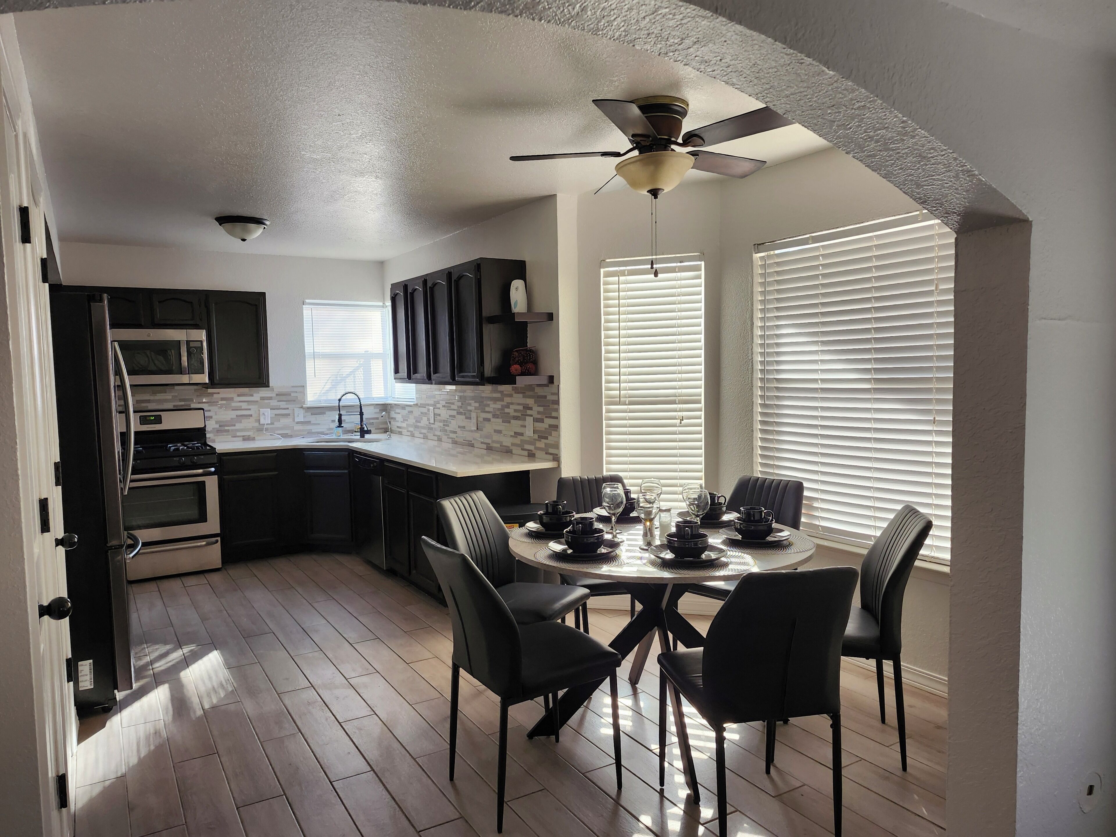 Jääkaappi, mikroaaltouuni, uuni, liesi