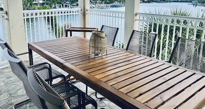 Bayfront Beauty - Spacious 2/2 Condo Across From The Beach
