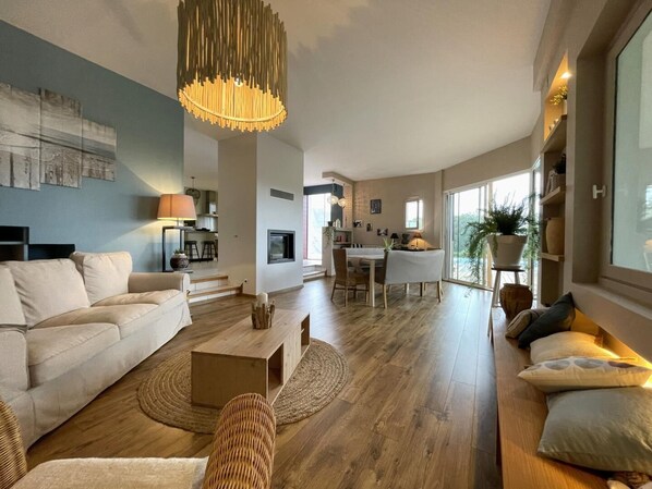 Télévision, cheminée