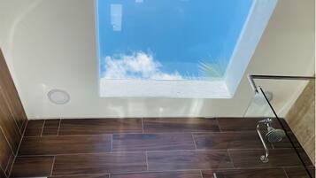 Toalhas de banho, sabonete, papel higiênico