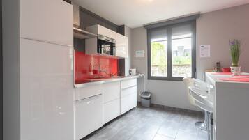 Kjøleskap, mikrobølgeovn, kokeplater og oppvaskmaskin