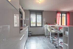 Fridge, microwave, stovetop, dishwasher