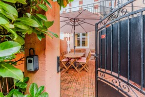 Outdoor dining - Cozy Apartment in Arcachon, 300m from Beach, Garden, Terrace, Private Parking – 4 Guests (Arcachon)