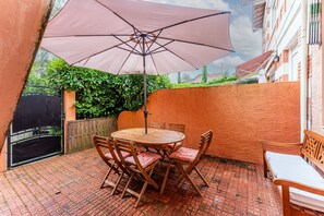 Outdoor dining - Cozy Apartment in Arcachon, 300m from Beach, Garden, Terrace, Private Parking – 4 Guests (Arcachon)